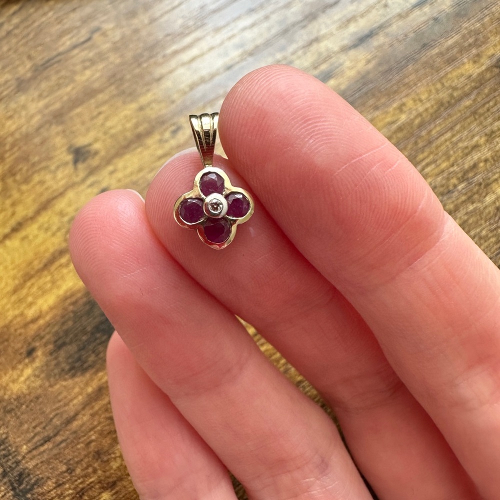 Vintage gold Ruby pendant